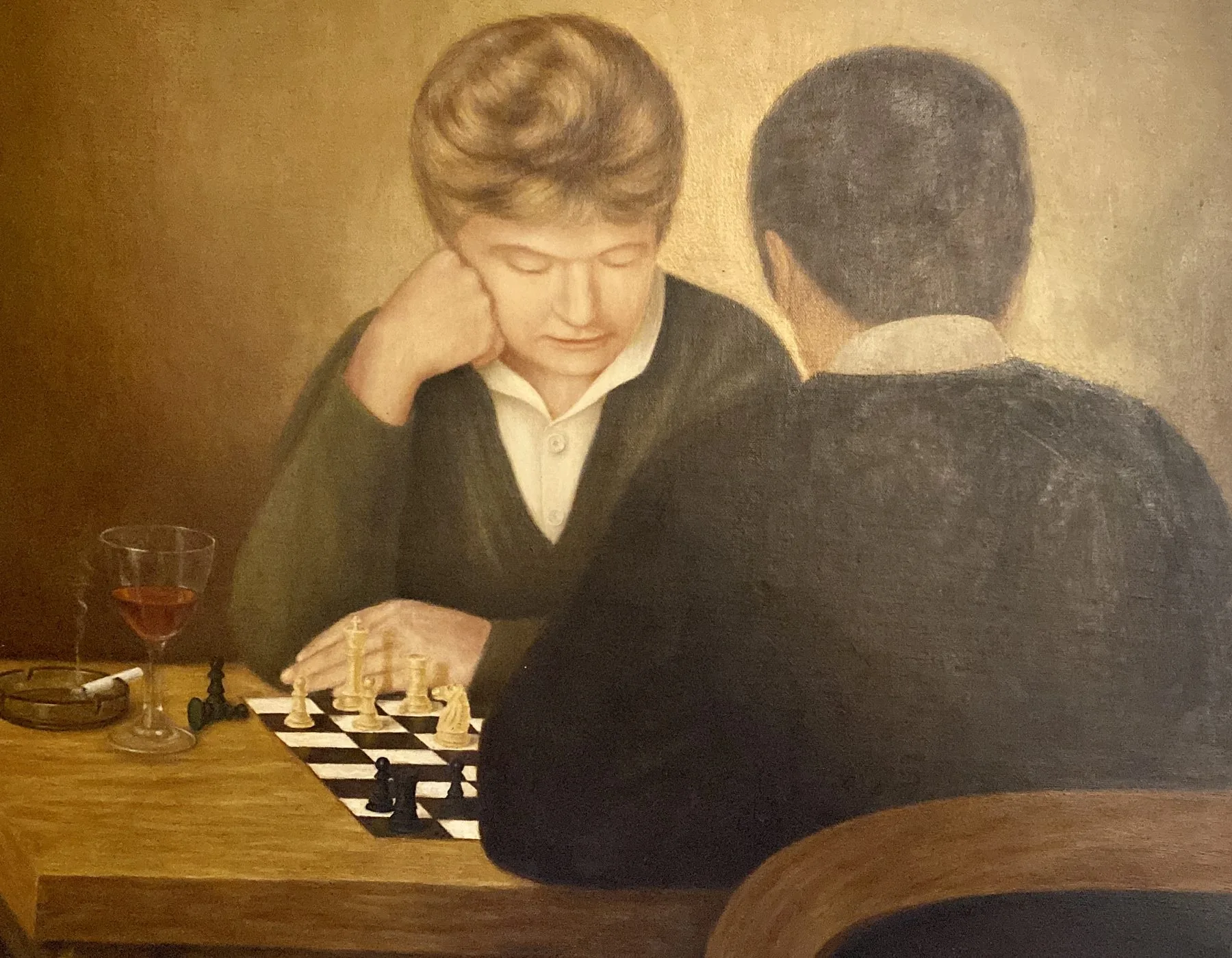 Huile sur toile : un jeune garçon accoudé face à un homme de dos devant un échiquier, un verre de vin posé près du plateau.