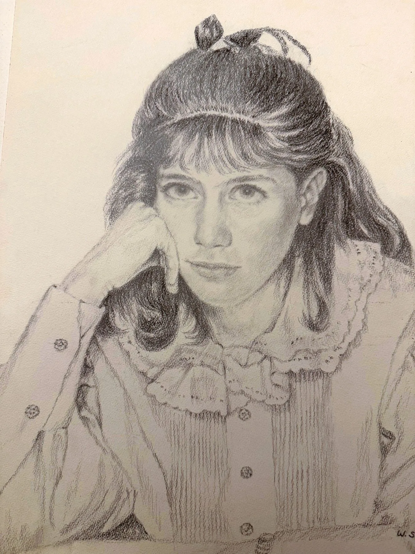 Dessin au crayon : portrait d'une jeune femme accoudée, chemisier à col de dentelle, cheveux relevés.