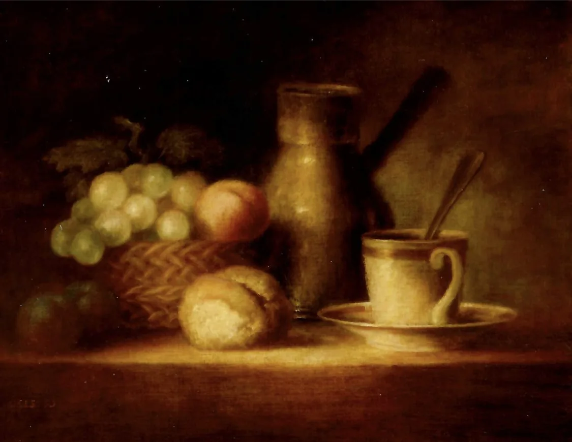 Huile sur toile : corbeille de raisins et de pêches, pichet de cuivre et tasse posés sur une table, fond sombre.